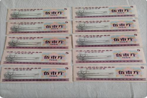 一位来自湖南省长沙市的潘老师，有一些藏品和老物件，急需出手，有意者联系，价格好商量。