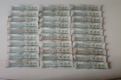 一位来自云南省楚雄市的李老师，有一些藏品和很好的老物件，急需找到爱好的收藏家，有意者请联系我。目前藏友老师比较着急，只要您是真心诚意想要收藏，一切好商量。