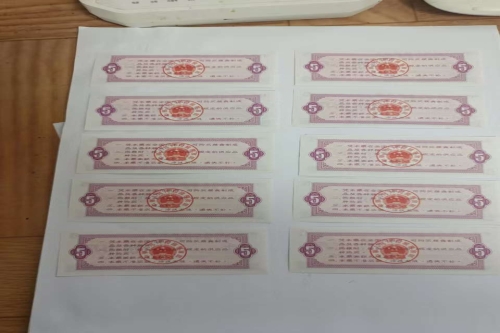 一位来住河南省洛阳市的刘老师，有一些藏品和老物件，急需出手，有意者联系，价格好商量。