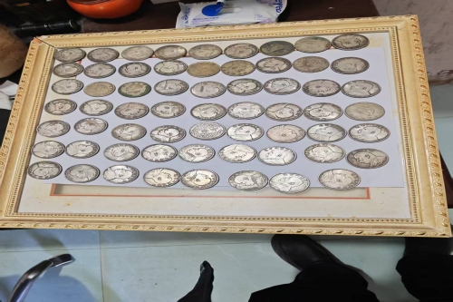 一位来自湖北省的徐老师，有一些藏品和老物件，急需出手，有意者联系，价格好商量。