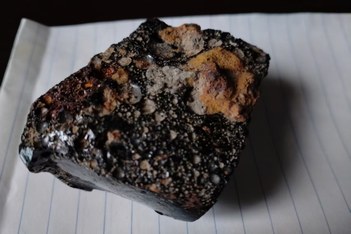 一位来自上海市的龚老师，有一些藏品和老物件，急需出手，有意者联系，价格好商量。👍