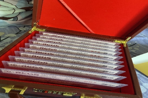 一位来自湖北省黄冈市的郭老师，有一些藏品和很好的老物件，急需找到爱好的收藏家，有意者请联系我。目前藏友老师比较着急，只要您是真心诚意想要收藏，一切好商量。