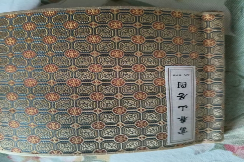一位来自江苏省镇江市的向老师，有一些藏品和很好的老物件，急需找到爱好的收藏家，有意者请联系我。目前藏友老师比较着急，只要您是真心诚意想要收藏，一切好商量。