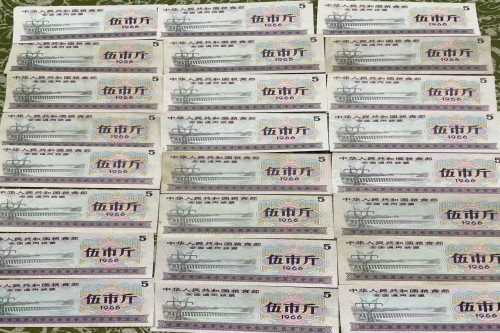 一位来自北京市丰台区的丁老师，有一些藏品和老物件，急需出手，有意者联系，价格好商量。