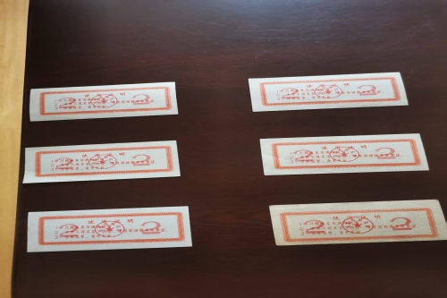 一位来自四川省成都市的周老师，有一些藏品和老物件，急需出手，有意者联系，价格好商量。