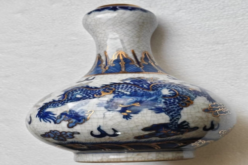 一位来自的湖南省长沙市的杨老师，有一些藏品和老物件，急需出手，有意者联系，价格好商量