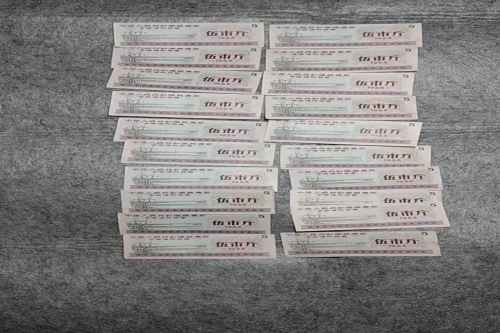  一位来自北京市丰台区的蔡老师，有一些藏品和老物件，急需出手，有意者联系，价格好商量。