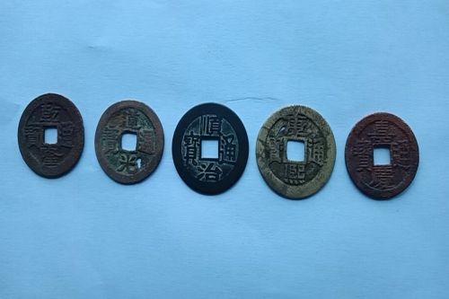 一位来自江西省萍乡市的赖老师，有一些藏品和老物件，急需出手，有意者联系，价格好商量。