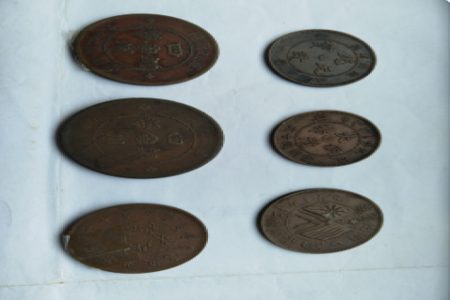 一位来自湖北省鄂州市的熊老师，有一些藏品和老物件，急需出手，有意者联系，价格好商量。