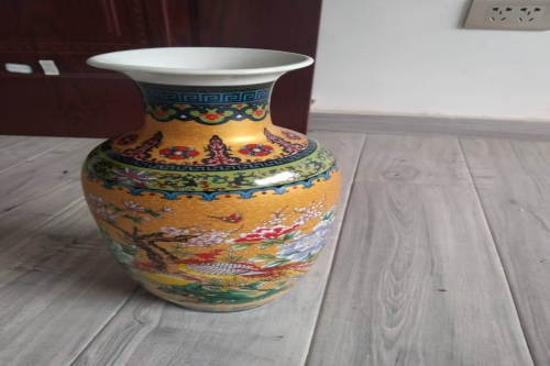 一位来自浙江省丽水市的舒老师，有一些藏品和老物件，急需出手，有意者联系，价格好商量。