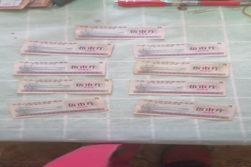 一位来自四川省成都市龙泉驿区的李老师，有一些藏品和很好的老物件，急需找到爱好的收藏家，有意者请联系我。目前藏友老师比较着急，只要您是真心诚意想要收藏，一切好商量。