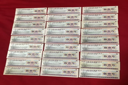 一位来哈尔滨市南岗区的戴老师，有一些藏品和老物件，急需出手，有意者联系，价格好商量。