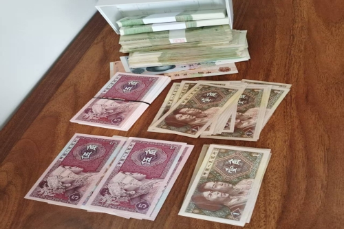 一位来自北京市丰台区的刘老师，有一些藏品和很好的老物件，急需找到爱好的收藏家，有意者请联系我。目前藏友老师比较着急，只要您是真心诚意想要收藏，一切好商量。