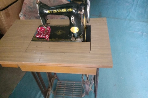 一位来自浙江省舟山市的潘老师，有一些藏品和老物件，急需出手，有意者联系，价格好商量。