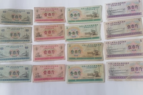 一位来自沈阳市大东区的纪老师，有一些藏品和老物件，急需出手，有意者联系，价格好商