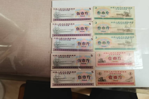 一位来自安徽省阜阳市的王老师，有一些藏品和老物件，急需出手，有意者联系，价格好商量。