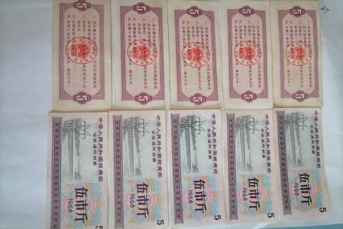 一位来住北京市海淀区的刘老师，有一些藏品和老物件，急需出手，有意者联系，价格好商量。