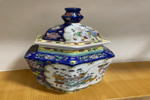 一位来自云南省西双版纳的李老师，有一些藏品和老物件，急需出手，有意者联系，价格好商量。