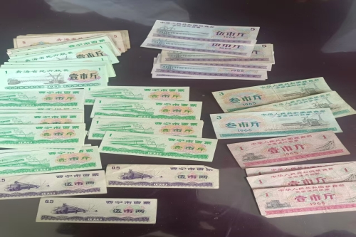 一位来自青海省的晁老师，有一些藏品和老物件，急需出手，有意者联系，价格好商量。 