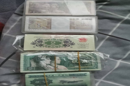 一位来住 湖北省十堰市的朱老师，有一些藏品和老物件，急需出手，有意者联系，价格好商量。