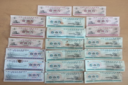 一位来自江苏省盐城市的乔老师，有一些藏品和老物件，急需出手，有意者联系，价格好商量。