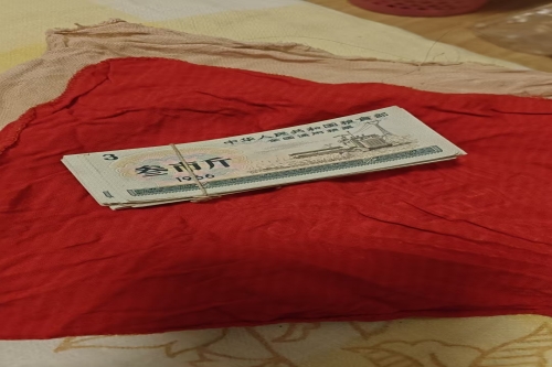 一位来自湖北省孝感市的李老师，有一些藏品和很好的老物件，急需找到爱好的收藏家，有意者请联系我。目前藏友老师比较着急，只要您是真心诚意想要收藏，一切好商量。