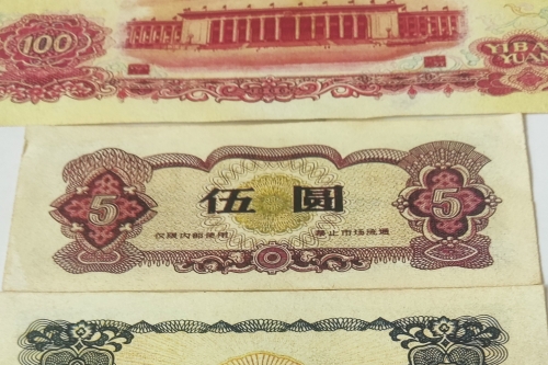 一位来住山东省潍坊市的王老师。有一些藏品和老物件，急需出手，有意者联系，价格好商量。