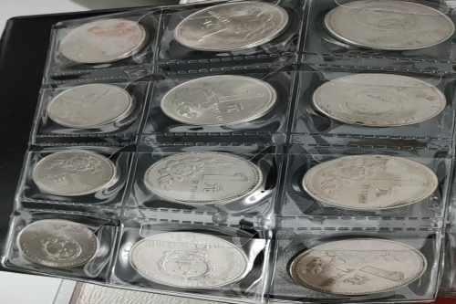 一位来自上海市嘉定区南翔镇的何老师，有一些藏品和很好的老物件，急需找到爱好的收藏家，有意者请联系我。目前藏友老师比较着急，只要您是真心诚意想要收藏，一切好商量。