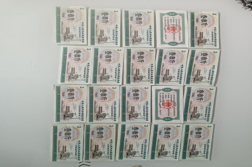 一位来自山东省渮泽市的杨老师，有一些藏品和很好的老物件，急需找到爱好的收藏家，有意者请联系我。目前藏友老师比较着急，只要您是真心诚意想要收藏，一切好商量。 