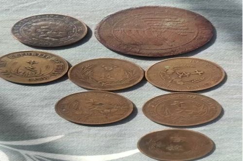 一位来自内蒙古自治区的纳老师，有一些藏品和很好的老物件，急需找到爱好的收藏家，有意者请联系我。目前藏友老师比较着急，只要您是真心诚意想要收藏，一切好商量。