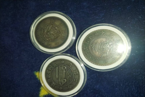 一位来自江西省抚州市的邓老师，有一些藏品和很好的老物件，急需找到爱好的收藏家，有意者请联系我。目前藏友老师比较着急，只要您是真心诚意想要收藏，一切好商量。