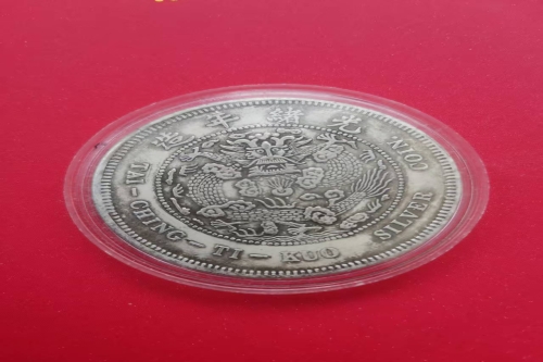 一位来住昆明市五华区的王老师，有一些藏品和老物件，急需出手，有意者联系，价格好商量。