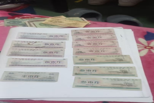 一位来自浙江省宁波市的郑老师，有一些藏品和老物件，急需出手，有意者联系，价格好商量。