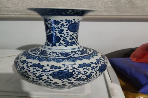 一位来自湖南省张家界的侯老师，有一些藏品和很好的老物件，急需找到爱好的收藏家，有意者请联系我。目前藏友老师比较着急，只要您是真心诚意想要收藏，一切好商量。