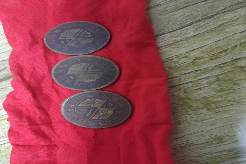 一位来自的云南省楚雄州的杨老师，有一些藏品和很好的老物件，急需找到爱好的收藏家，有意者请联系我。目前藏友老师比较着急，只要您是真心诚意想要收藏，一切好商量。