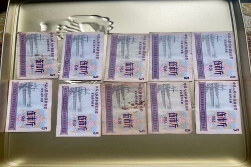 一位来自上海浦东新区的张老师，有一些藏品和老物件，急需出手，有意者联系，价格好商量。