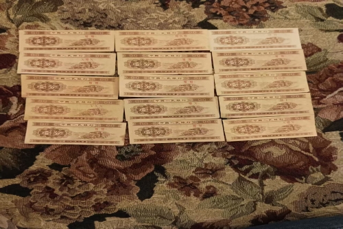  一位来自天津市的杨老师，有一些藏品和老物件，急需出手，有意者联系，价格好商量。