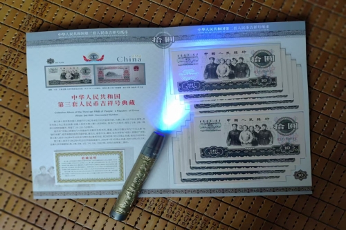 一位来自浙江省金华市的王老师，有一些藏品和很好的老物件，急需找到爱好的收藏家，有意者请联系我。目前藏友老师比较着急，只要您是真心诚意想要收藏，一切好商量。