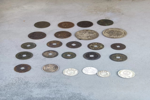 一位来自广西省南宁市的卢老师，有一些藏品和老物件，急需出手，有意者联系，价格好商量。