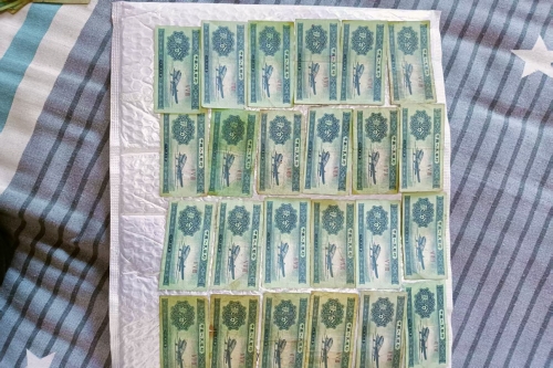 一位来自甘肃省定西市的罗老师，有一些藏品和老物件，急需出手，有意者联系，价格好商量。