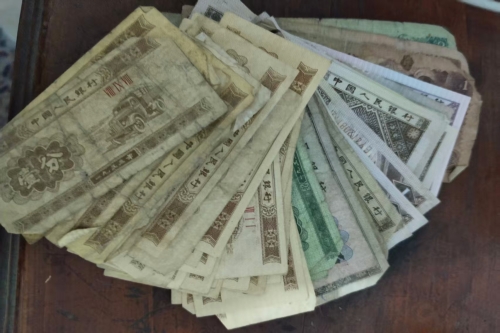 一位来自浙江省绍兴市的王老师，有一些藏品和老物件，急需出手，有意者联系，价格好商量。