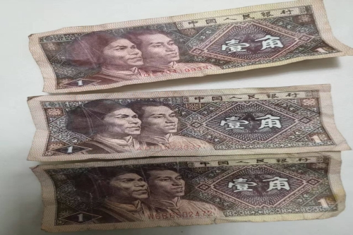 一位来自江苏省盐城市的张老师，有一些藏品和老物件，急需出手，有意者联系，价格好商量。