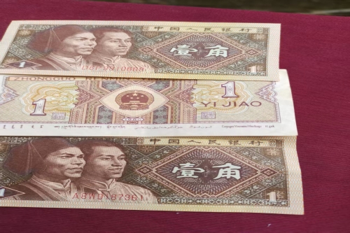 一位来自贵州省荔波县的何老师，有一些藏品和很好的老物件，急需找到爱好的收藏家，有意者请联系我。目前藏友老师比较着急，只要您是真心诚意想要收藏，一切好商量。