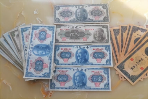 一位来自辽宁省大连市的侯老师，有一些藏品和很好的老物件，急需找到爱好的收藏家，有意者请联系我。目前藏友老师比较着急，只要您是真心诚意想要收藏，一切好商量。