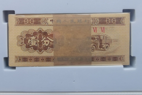 一位来住江西省宜春市的黄老师，有一些藏品和老物件，急需出手，有意者联系，价格好商量。