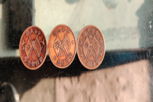 一位来自山东省济南市的苏老师，有一些藏品和老物件，急需出手，有意者联系，价格好商量。