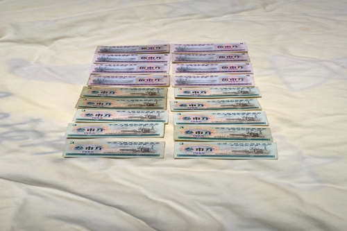 一位来自湖南省岳阳市的周老师，有一些藏品和很好的老物件，急需找到爱好的收藏家，有意者请联系我。目前藏友老师比较着急，只要您是真心诚意想要收藏，一切好商量。