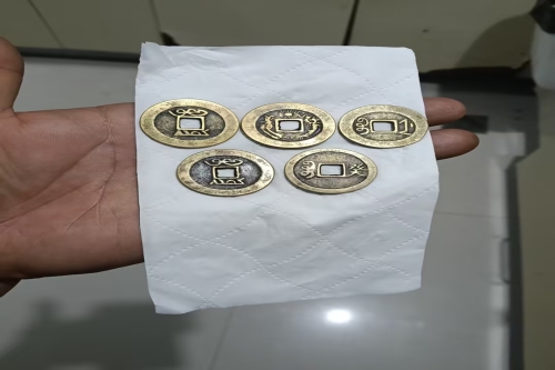 一位来自福建省福州市的庄老师，有一些藏品和老物件，急需出手，有意者联系，价格好商量。