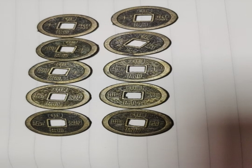 一位来自浙江省金华市的蒋老师，有一些藏品和老物件，急需出手，有意者联系，价格好商量。