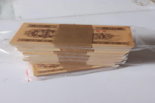 一位来自广西壮族自治区贺州市的周老师，有一些藏品和很好的老物件，急需找到爱好的收藏家，有意者请联系我。目前藏友老师比较着急，只要您是真心诚意想要收藏，一切好商量。